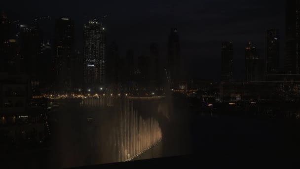 Der Dubai-Brunnen ist das größte choreografierte Brunnensystem der Welt auf dem Burj Khalifa See in der Nacht — Stockvideo