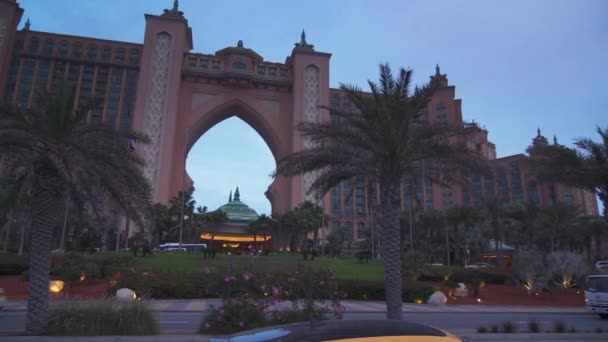 World famous multi-million dollar Atlantis Resort, Hotel and Theme Park at the Palm Jumeirah Island in the eveningstock footage video — Stock Video
