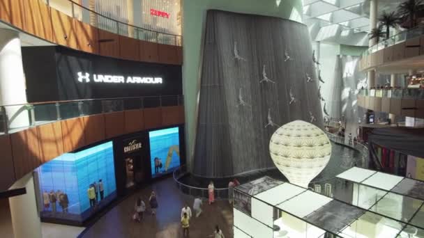 Vattenfall med dykare efter pärlor i Dubai Mall, i världens största köpcentrum arkivfilmer video — Stockvideo