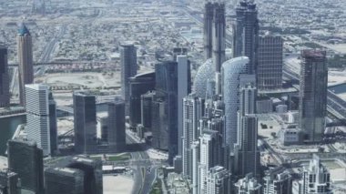 Su alanında modern gökdelenler Dubai Creek şehir Stok görüntüleri video kanal.