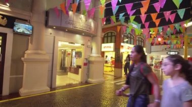 KidZania Dubai çocuklar ve ebeveynleri Dubai Alışveriş Merkezi Stok görüntüleri video, güvenli ve çok gerçekçi eğitim ortamı sağlar