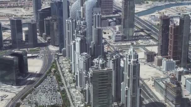 Moderní mrakodrapy v oblasti vody kanálu Dubai Creek v centru stopáže videa — Stock video