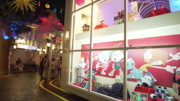 KidZania Dubai çocuklar ve ebeveynleri Dubai Alışveriş Merkezi Stok görüntüleri video, güvenli ve çok gerçekçi eğitim ortamı sağlar — Stok video