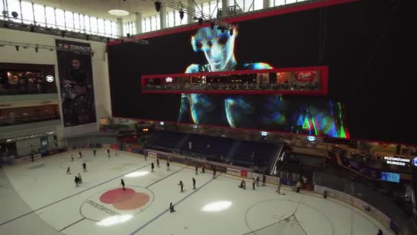 Büyük buz pateni pisti Dubai Mall, dünyanın en büyük alışveriş merkezi stok görüntüleri video — Stok video
