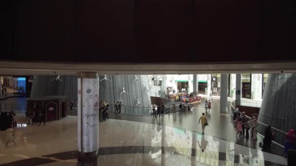 Cachoeira com mergulhadores atrás de pérolas no Dubai Mall, o maior centro comercial do mundo — Vídeo de Stock