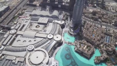 Modern mimari Downtown Dubai ve Uluslararası Dubai Kongre ve Sergi Sarayı gölde dünya Stok görüntüleri video içinde en yüksek binası ayak