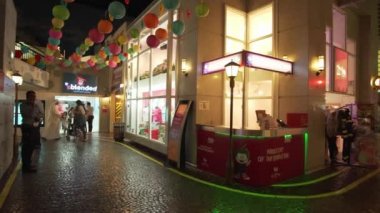 KidZania Dubai çocuklar ve ebeveynleri Dubai Alışveriş Merkezi Stok görüntüleri video, güvenli ve çok gerçekçi eğitim ortamı sağlar