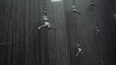 Dubai Mall alışveriş merkezine, dünyanın en büyük alışveriş merkezi stok görüntüleri video içinde inci sonra dalgıçlar ile şelale