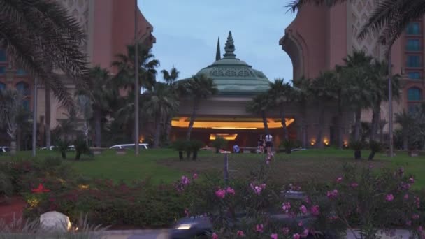 Famoso multi-millones de dólares Atlantis Resort, Hotel y Parque Temático en la isla Palm Jumeirah en el video de imágenes de la noche — Vídeos de Stock