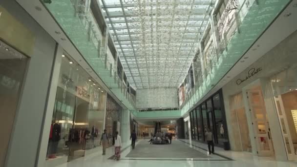 Dubai Mall interiören är den världens största shoppingcenter arkivfilmer video — Stockvideo