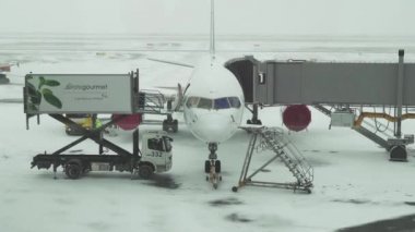 Hizmet için karlı bir aerodrome, uçuş uçak hazırlık Astana Uluslararası Havaalanı Stok görüntüleri video