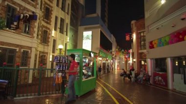 KidZania Dubai çocuklar ve ebeveynleri Dubai Alışveriş Merkezi Stok görüntüleri video, güvenli ve çok gerçekçi eğitim ortamı sağlar