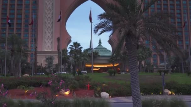Famoso multi-millones de dólares Atlantis Resort, Hotel y Parque Temático en la isla Palm Jumeirah en el video de imágenes de la noche — Vídeos de Stock