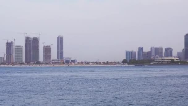 Прибрежные небоскребы района Джумейра в Дубае на вечерних съемках — стоковое видео