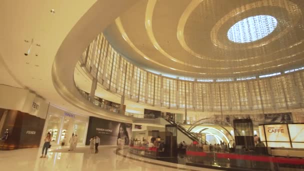 Dubai Mall interieur is de werelden grootste winkelcentrum stock footage video — Stockvideo