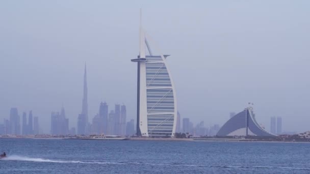 Burj Al Arab to luksusowy hotel położony jest w Dubaju, trzeci najwyższy hotel świata zapasów materiału wideo — Wideo stockowe