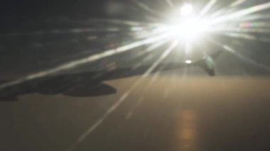 Güneş Stok görüntüleri ayarlama videosu ışınları denizde üzerinde uçan bir uçağın kanat