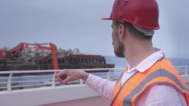 Tabii ki onarım çalışmaları bir taş Stok görüntüleri video ile kıyı şeridi Yöneticisi anlatıyor bir kask, mimar, mühendis, dostum