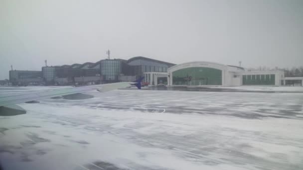 Luchtvaartterrein van Astana International Airport was bedekt met sneeuw, stock footage video — Stockvideo