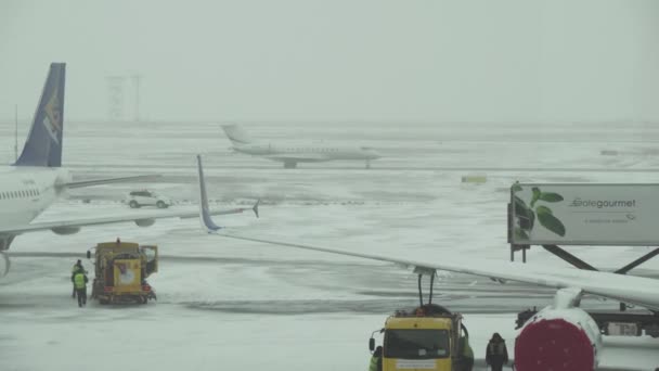 アスタナ カザフスタン 2018 給油機アスタナ国際空港ストック ビデオ ビデオの雪に覆われた飛行場でフライトの前に — ストック動画