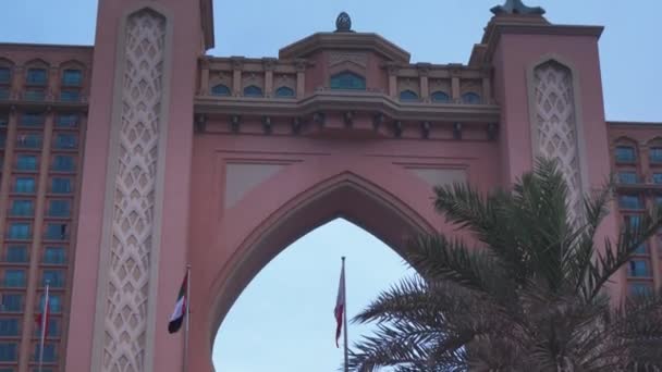 Célèbre dans le monde entier multi-millions de dollars Atlantis Resort, Hôtel et parc à thème à l'île Palm Jumeirah dans la vidéo de la séquence vidéo — Video