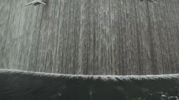 Waterval met divers na parels in het winkelcentrum van Dubai, de werelden grootste winkelcentrum stock footage video — Stockvideo