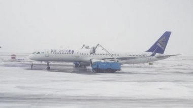 Astana, Kazakistan - 30 Mart 2018: Buzlanma Astana Uluslararası Havaalanı Stok görüntüleri video uçuş öncesi uçak tedavisinde