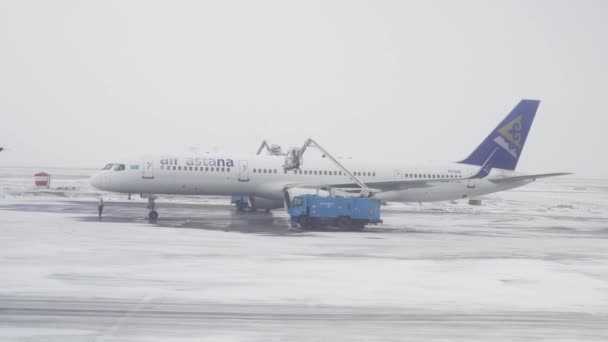 Astana Cazaquistão Março 2018 Tratamento Aeronave Gelo Antes Voo Aeroporto — Vídeo de Stock