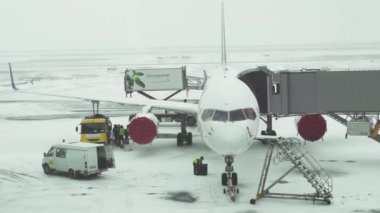Hizmet için karlı bir aerodrome, uçuş uçak hazırlık Astana Uluslararası Havaalanı Stok görüntüleri video