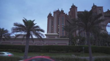 Dünya ünlü multi-milyon dolarlık Atlantis tatil, otel ve eğlence parkı eveningstock görüntüleri video içinde Palm Jumeirah Adası'nda