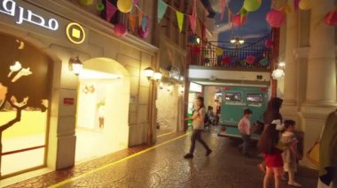 KidZania Dubai çocuklar ve ebeveynleri Dubai Alışveriş Merkezi Stok görüntüleri video, güvenli ve çok gerçekçi eğitim ortamı sağlar