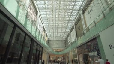 Dubai Alışveriş Merkezi iç dünyanın en büyük alışveriş merkezi stok görüntü video o