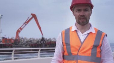 Tabii ki onarım çalışmaları bir taş Stok görüntüleri video ile kıyı şeridi Yöneticisi anlatıyor bir kask, mimar, mühendis, dostum