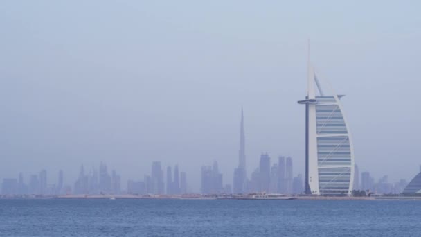 Burj Al Arab is een luxehotel gelegen in Dubai, de derde hoogste hotel in de wereld stock footage video — Stockvideo