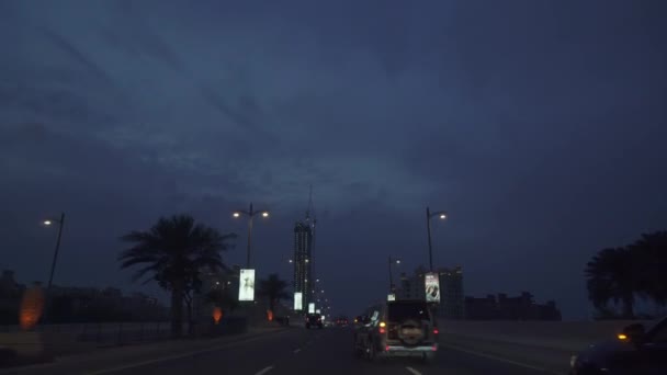 Noční provoz na silnici na umělých ostrovů Palm Jumeirah stopáže videa — Stock video