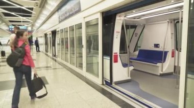 Bagaj için gelenler alanından yolcu teslim etmek için tren iddia Dubai Uluslararası Havaalanı'na Stok görüntüleri video alanı