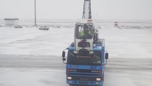 Tratamento da aeronave a partir de gelo antes do voo no Aeroporto Internacional de Astana — Vídeo de Stock