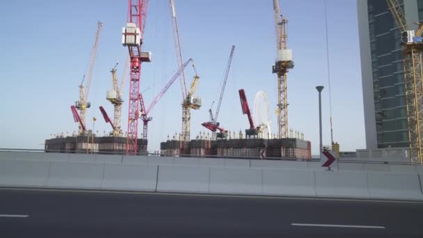 Construcción de nuevos edificios en la zona de Dubai Marina material de archivo de vídeo — Vídeo de stock