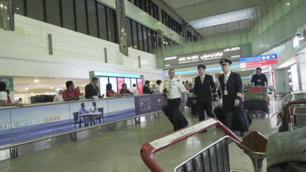 Pasażerów w hali przylotów na lotnisku w Dubaju stockowe materiały wideo — Wideo stockowe