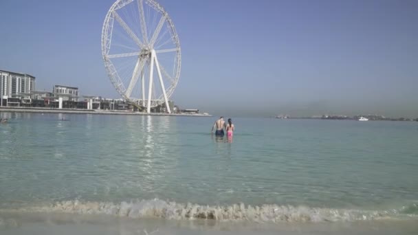 Toeristen zijn zwemmen in helder water op Marina beach in Dubai stock footage video — Stockvideo