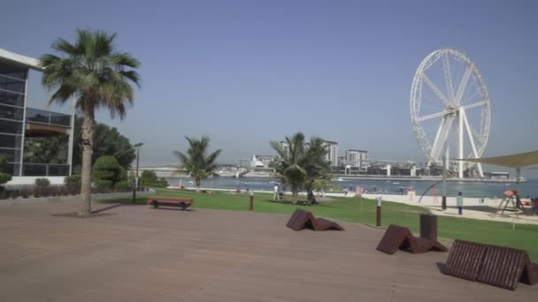 Morgonen panorama över en Snövit strand i den prestigefyllda stadsdelen Dubai Marina arkivfilmer video — Stockvideo