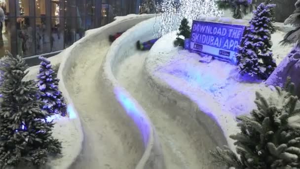 Ski Dubai a fedett sí üdülőhely, amely 22.500 négyzetméter fedett sí terület stock footage videóinak — Stock videók