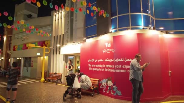 KidZania Dubai çocuklar ve ebeveynleri Dubai Alışveriş Merkezi Stok görüntüleri video, güvenli ve çok gerçekçi eğitim ortamı sağlar — Stok video