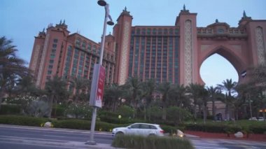 Dünya ünlü multi-milyon dolarlık Atlantis tatil, otel ve eğlence parkı eveningstock görüntüleri video içinde Palm Jumeirah Adası'nda