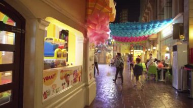 KidZania Dubai çocuklar ve ebeveynleri Dubai Alışveriş Merkezi Stok görüntüleri video, güvenli ve çok gerçekçi eğitim ortamı sağlar