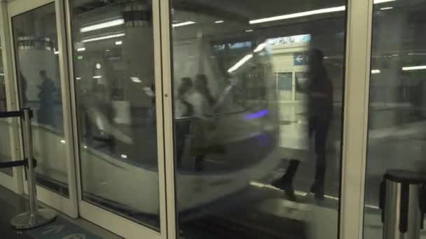 Tren para la entrega de pasajeros desde el área de llegadas al área de reclamo de equipaje en el video de imágenes del Aeropuerto Internacional de Dubái — Vídeos de Stock