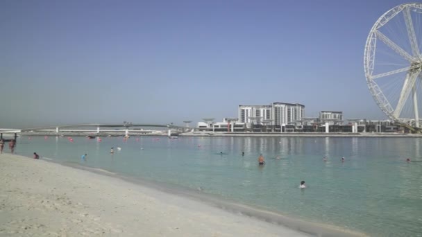 Rano panorama z piaszczystej plaży w dzielnicy Dubai Marina Stockowy wideo — Wideo stockowe