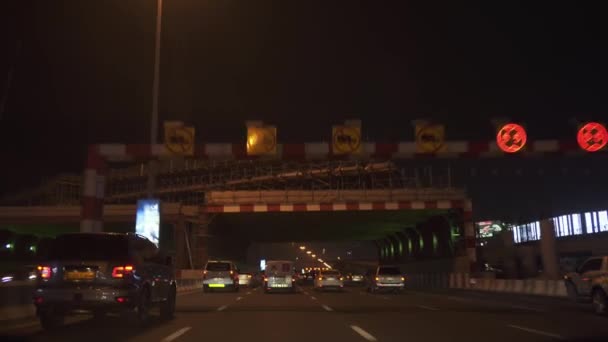 Nachtverkehr auf der Scheich zayed Road Stock Footage Video — Stockvideo