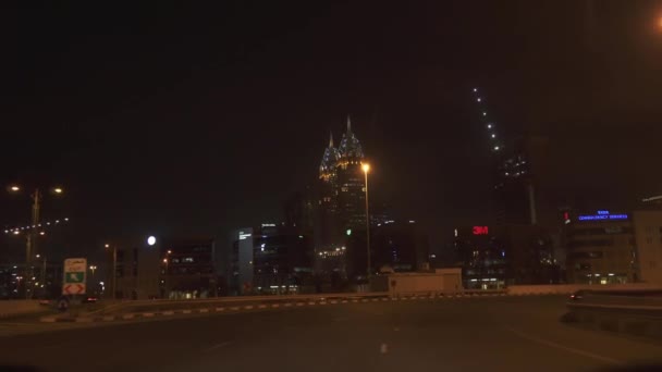 Tráfico nocturno por carretera en las carreteras de Dubai material de archivo de vídeo — Vídeo de stock