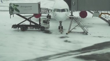 Hizmet için karlı bir aerodrome, uçuş uçak hazırlık Astana Uluslararası Havaalanı Stok görüntüleri video